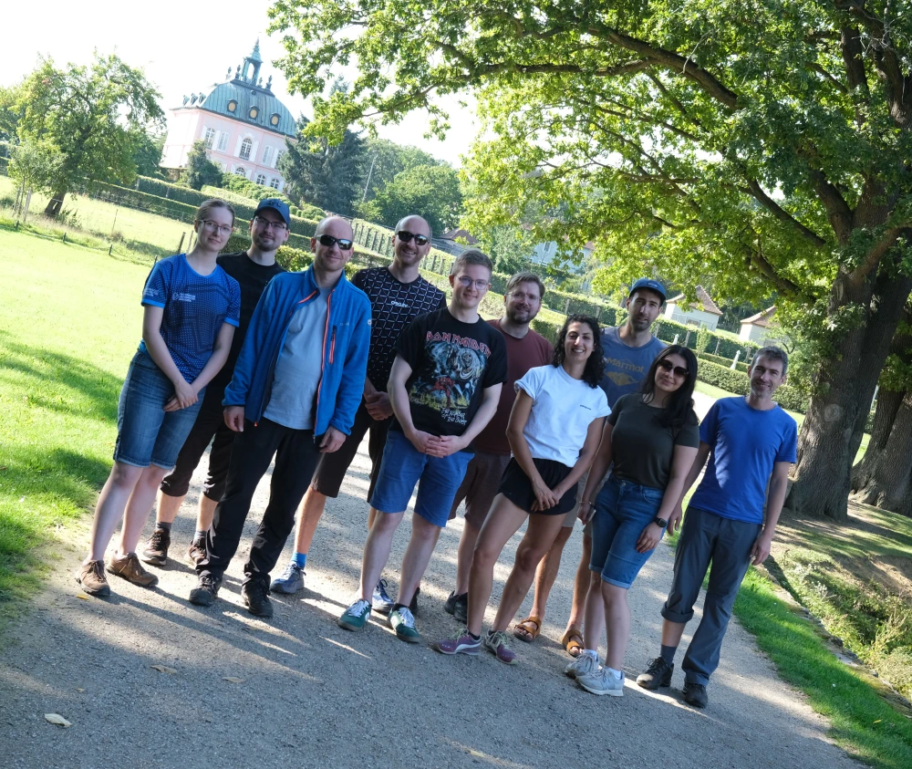Gruppenfoto des PIKOBYTES Teams. Im Hintergrund idyllisches Grün.