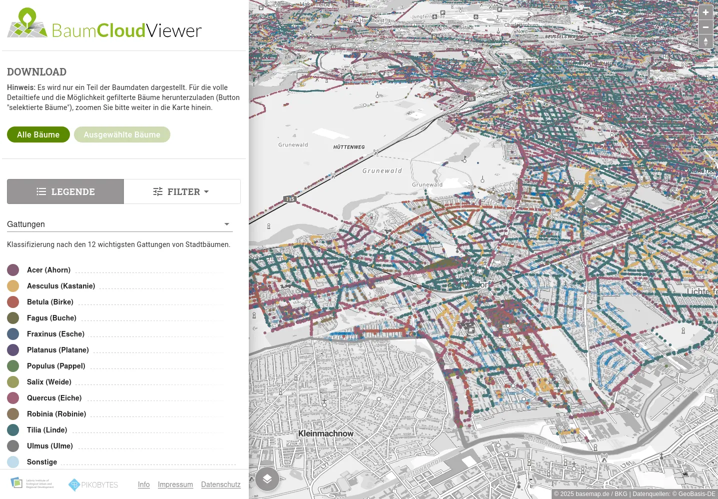 The image displays a screenshot of the 'BaumCloudViewer', an interactive map showing tree data across various regions, with trees color-coded by type.
